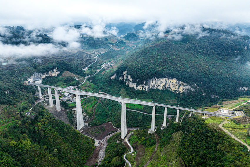 馮家寨特大橋。成都鐵路供圖